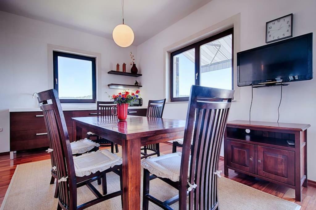 Luceissa Apartment Vis Ngoại thất bức ảnh